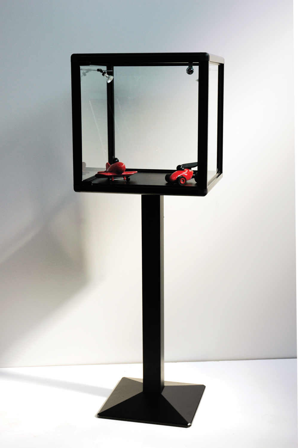 Vitrinen mit Stahlfuß